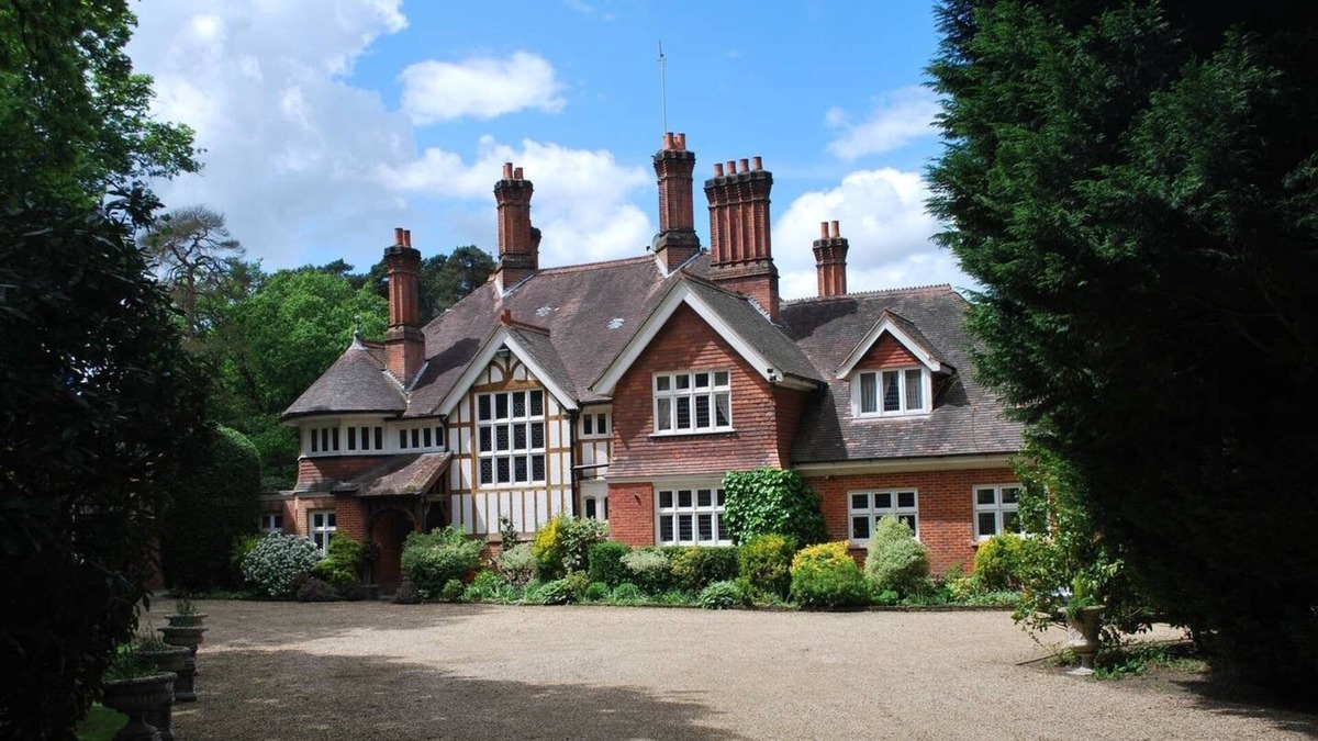 Ascot House | 1886 Victorian Mansion set in amazing gardens with Lake