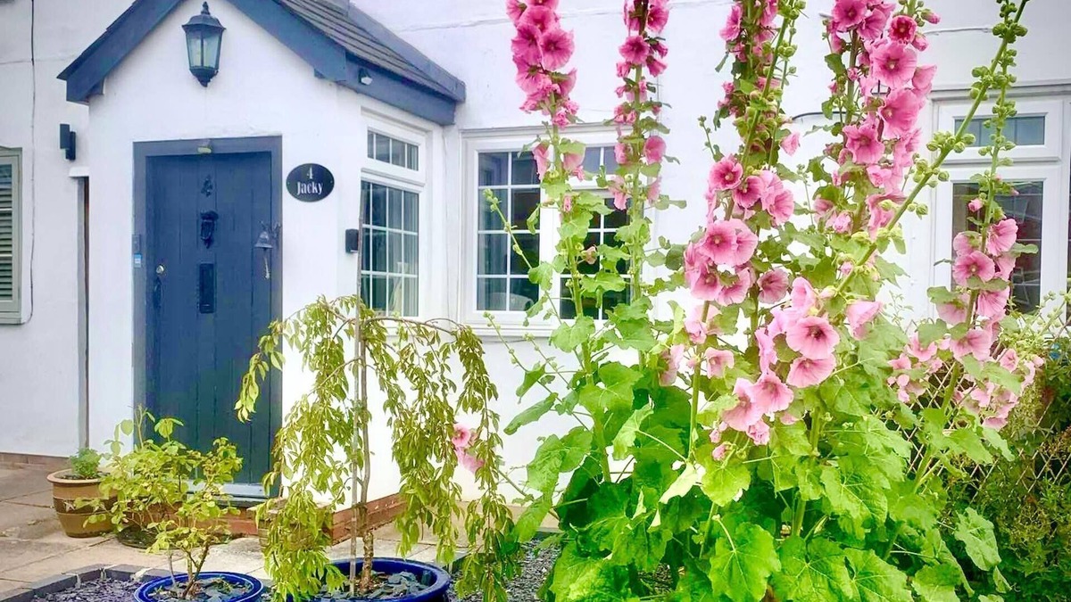 Snitterfield Cottage | 18th Century Cottage With Stunning Farmland Views