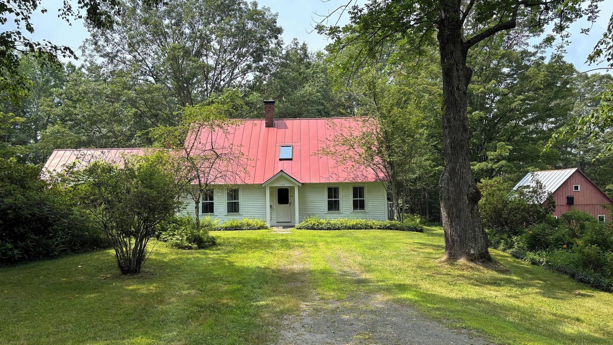 Rowe House | 18th Century Refurbished Yankee 3 Bedroom Farmhouse in the Berkshires
