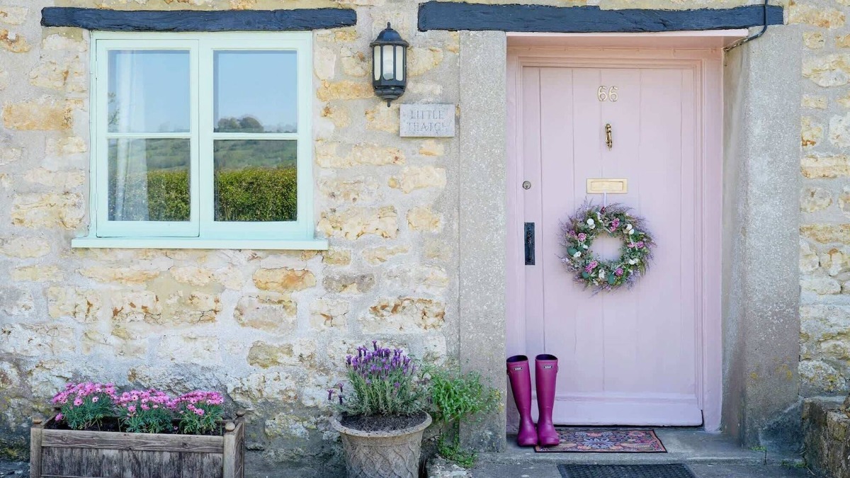 Beaminster House | 18th Century Thatched Cottage, Parking & Garden