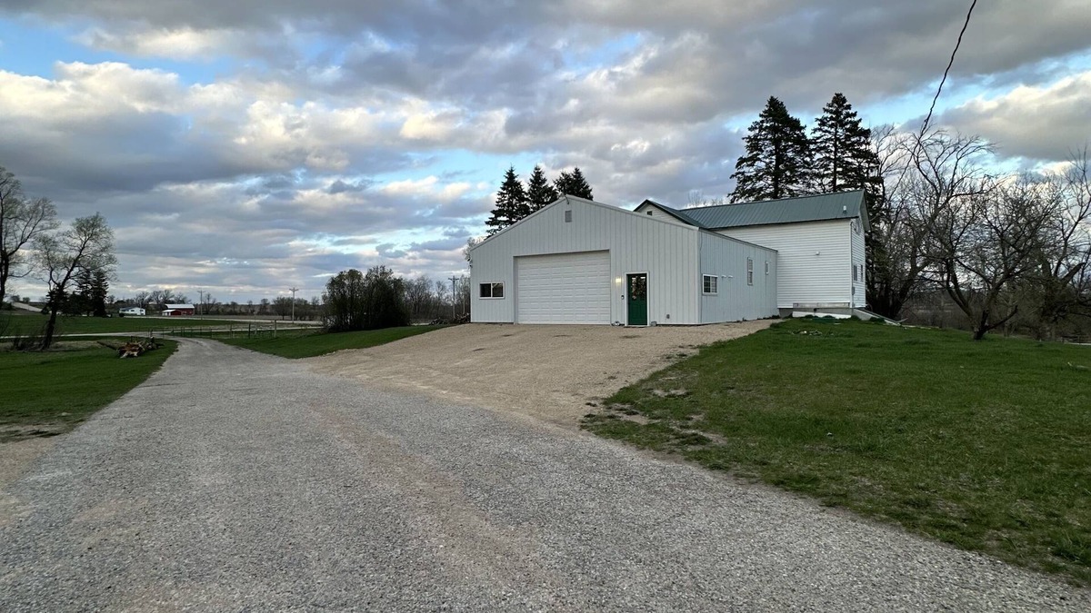 Morrisonville Other | 1900's FarmhousenWelcoming RUSTIC VIBEnRolling country side near Fall River WI