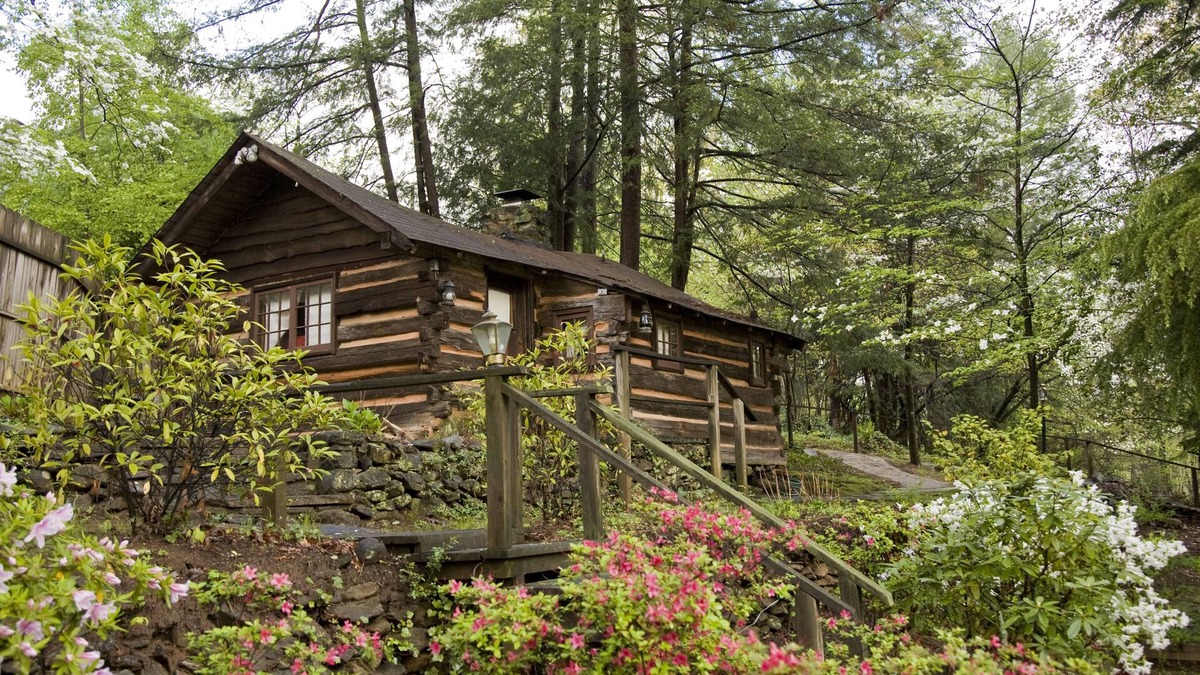 Lynn Hotel | 1906 Pine Crest Inn