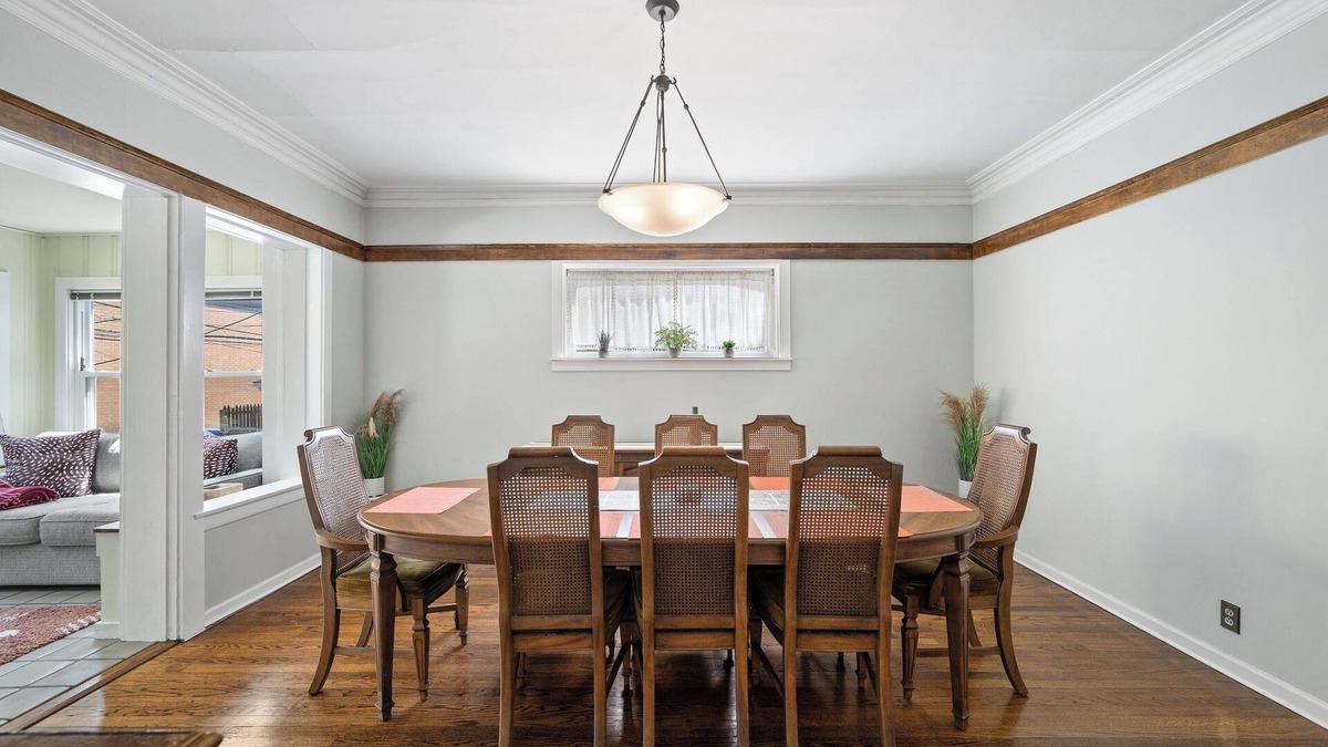 Rogers Park Condo | 1910 Charming Historic Flat - Walk to Beach & Loyola!