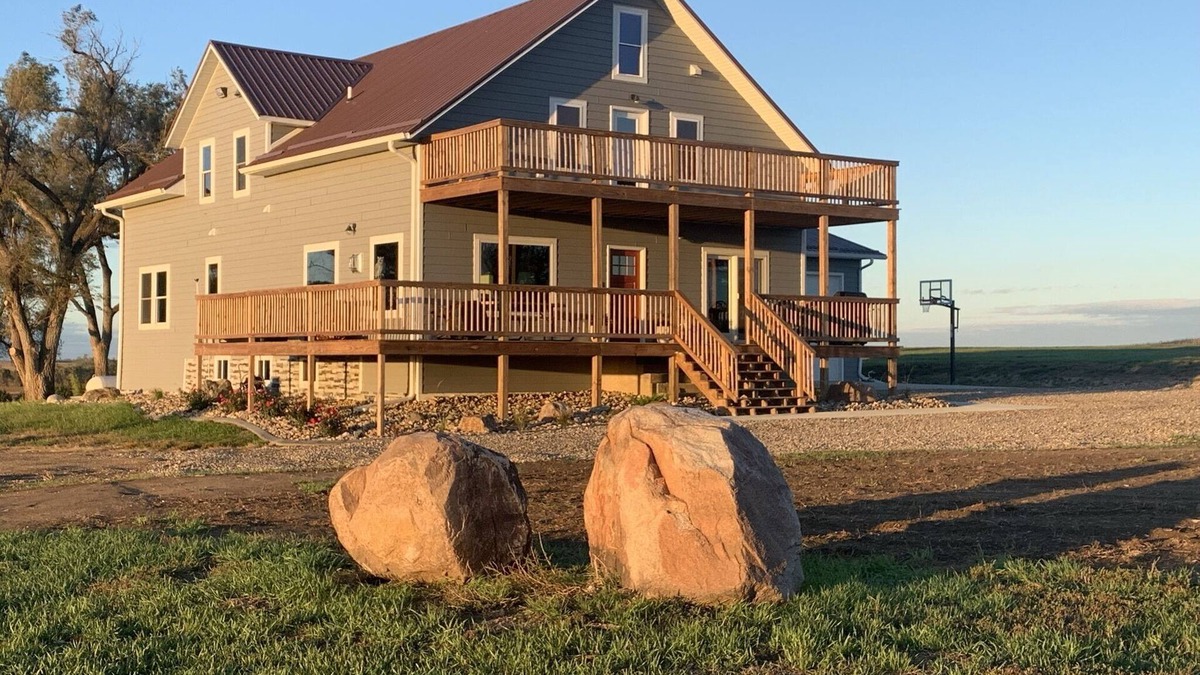 Southeast Bon Homme Other | 1916 renovated 8 bedroom, family-friendly home with great views