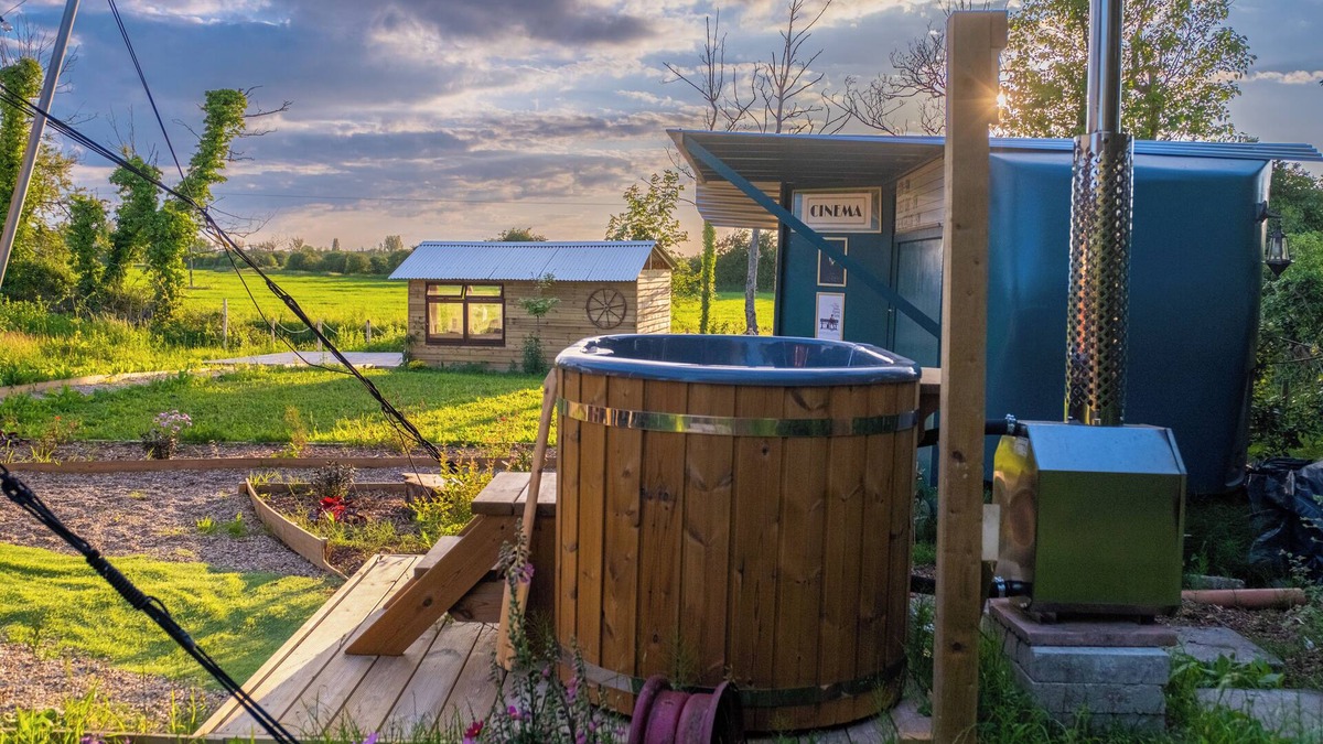 Preston Cabin | 1920's Showman's Carriage with wagon, cinema, hot tub & stunning views by river!