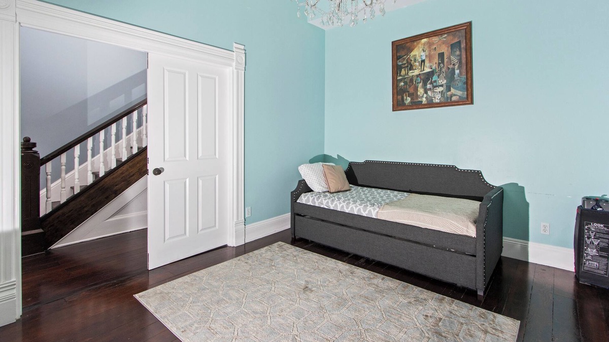 Little Italy House | 1920 VIctorian Home 8 BDR 3BA Heart of lIttle Italy Large Families or Business
