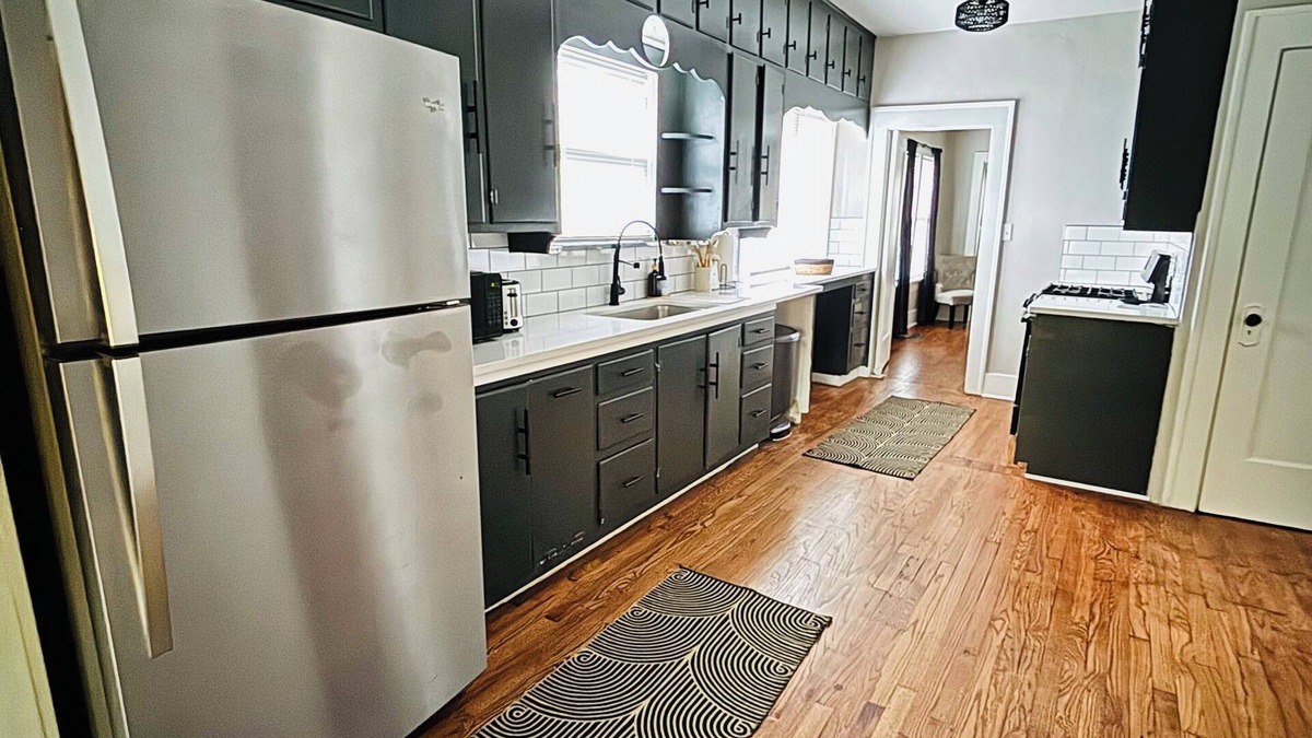 Cushing House | 1920’s Bootlegger Inn. 2-bedroom house with WiFi, AC in peaceful Cushing