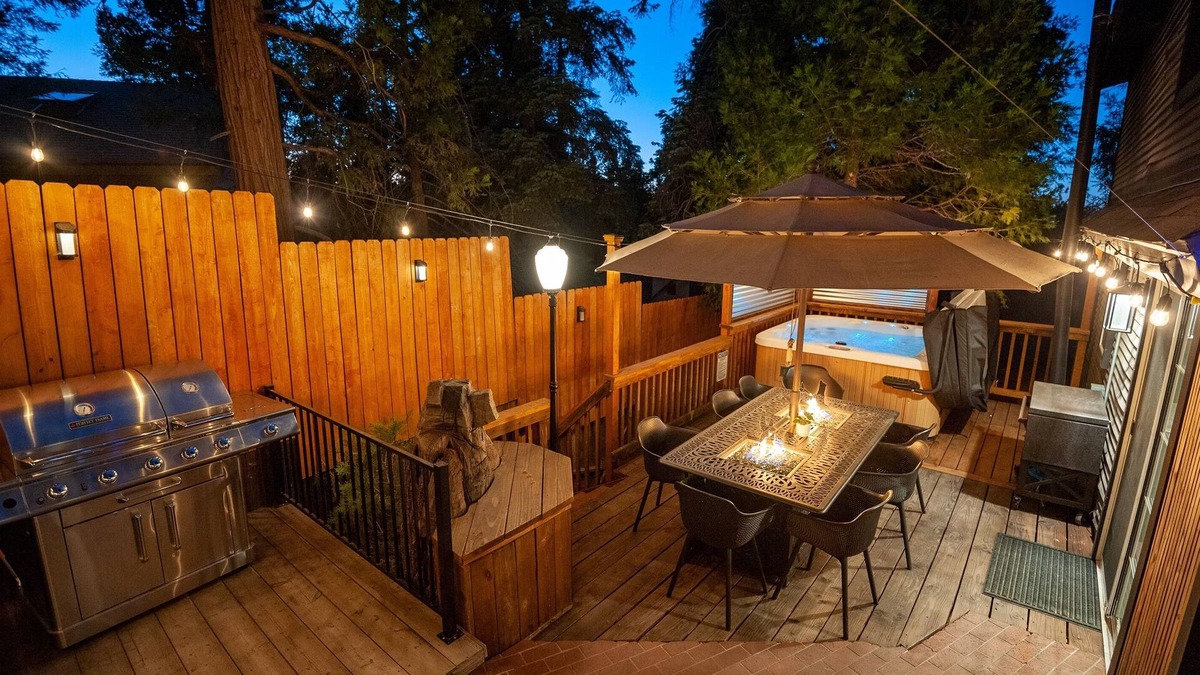 Twin Peaks Cabin | 1928 Cabin, Hot Tub, Deck, Perfect Family Retreat!