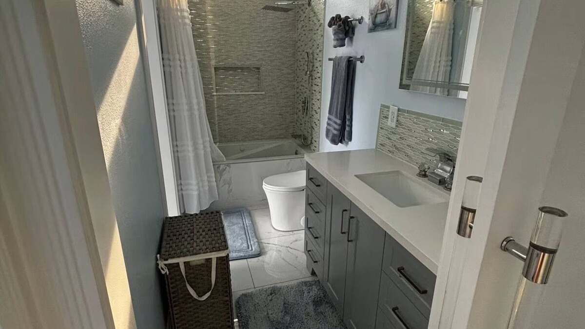 Old East Hill House | 1928 Historic Church House 1 bedroom Downtown Pensacola right off interstateI110
