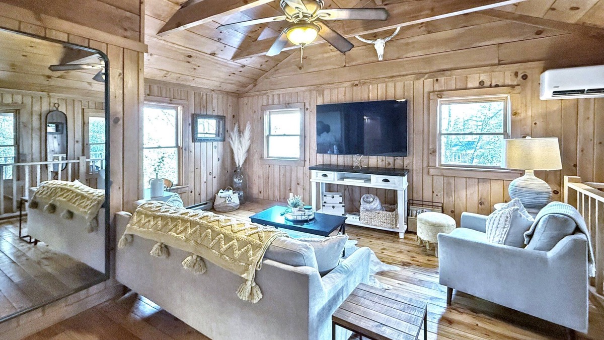 Mirror Lake Cabin | 1930's Highlands Hideaway, Restored Cozy Cabin, Dog Friendly, Fiber Optic WI-FI