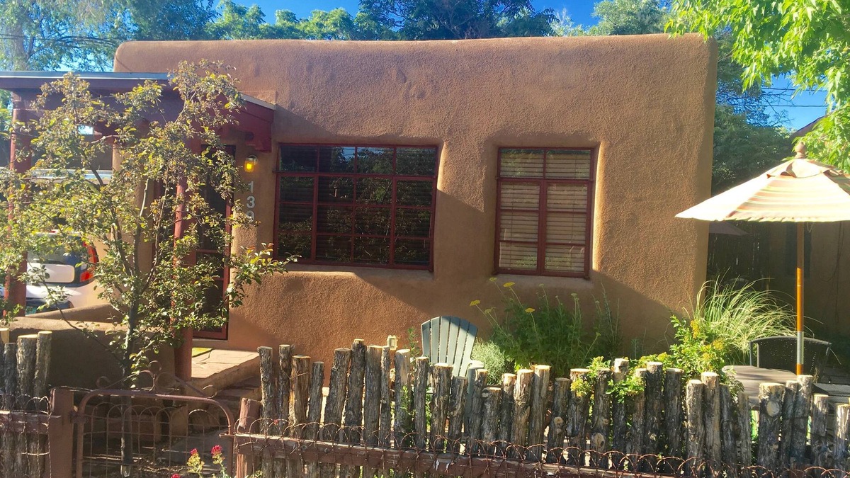 South Capitol House | 1930’s CASITA - in the SWEET HEART of Santa Fe! (South Capital)