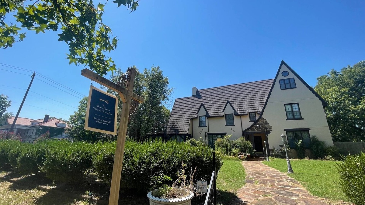 Muskogee Bed & Breakfast | 1935 Muskogee English Tudor Home - 2nd Floor Merlot Room