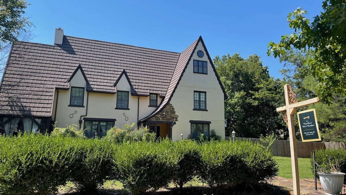Muskogee Bed & Breakfast | 1935 Muskogee English Tudor Home – 3rd Floor PassionFruit Room