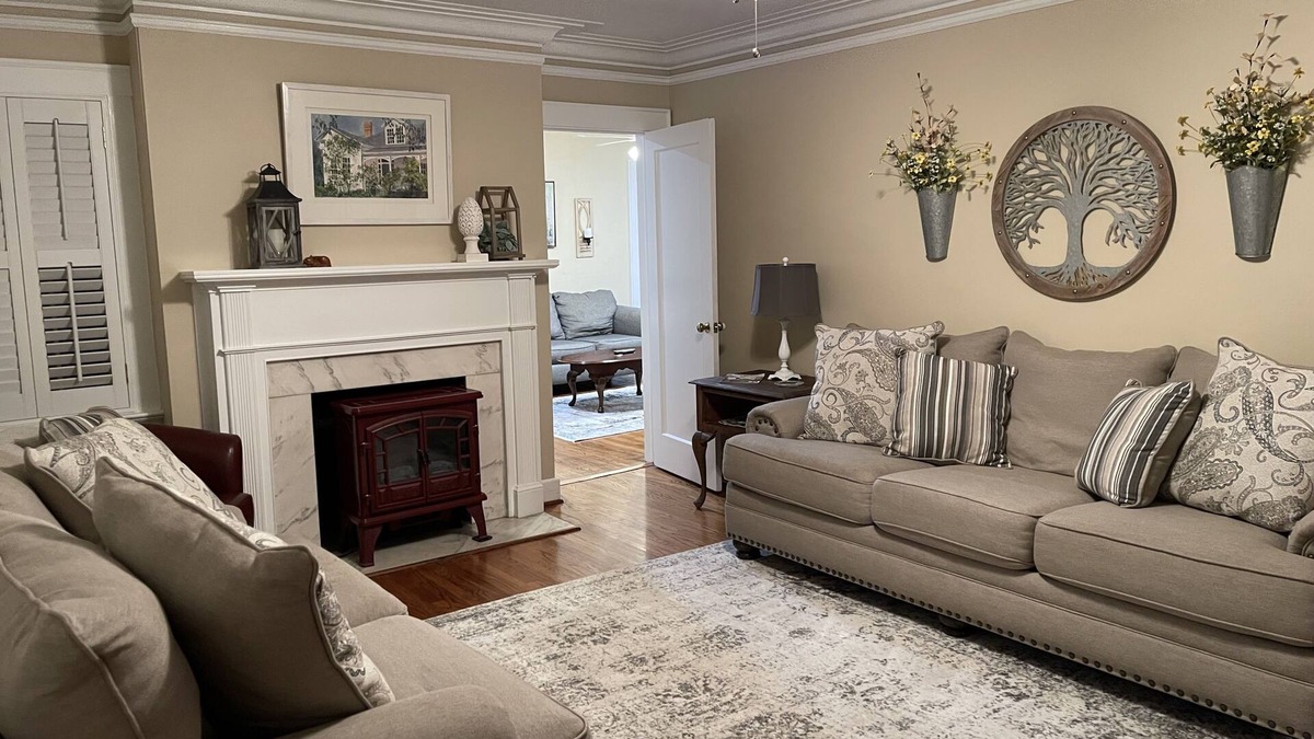 Columbus House | 1940s 3 Bedroom 2 Bath fully furnished home in the historic Overlook District