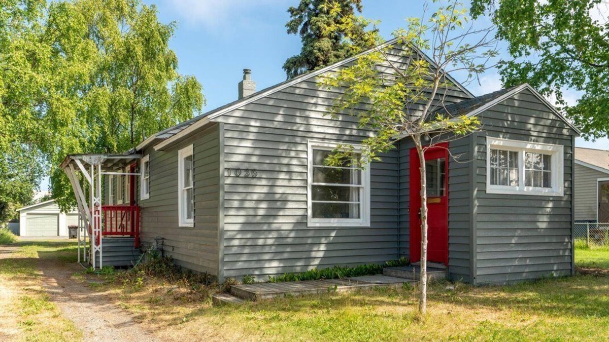 South Addition Cottage | 1940s Charming Two-Story Downtown Anchorage Home
