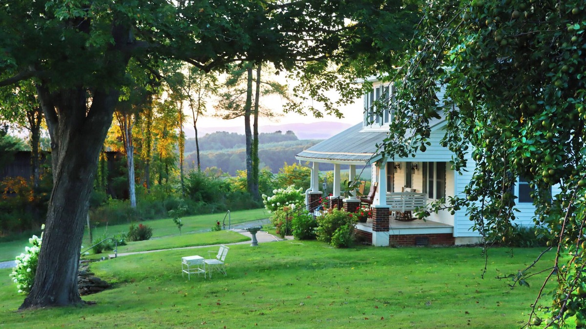 Alleghany County House | 1945 Farmhouse Charmer This is What You Come to the Country for! 12 mins Sparta