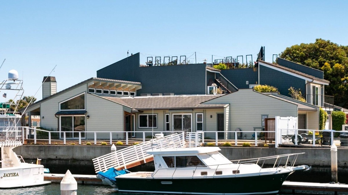 Channel Islands House | 1950J "Dock Holiday"