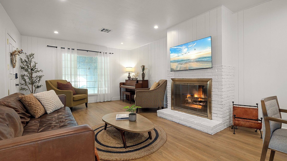 Lennox House | 1970s Style Cozy Home with Fireplace Yard & Hot Tub