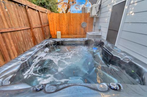 Clodine House | 1976 AccessibleGem Jacuzzi Sleep13 ChinaTown 20mins DT