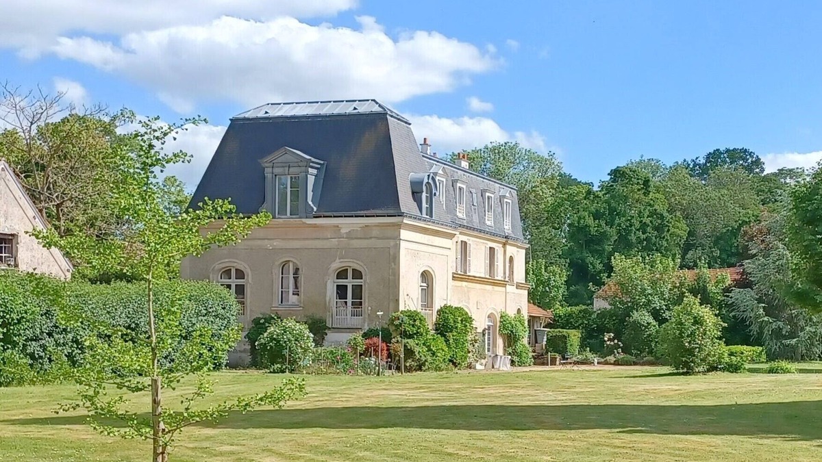 Le Mesnil-Saint-Denis House | 19th c. Manor in the Chevreuse Valley, 30km from Paris