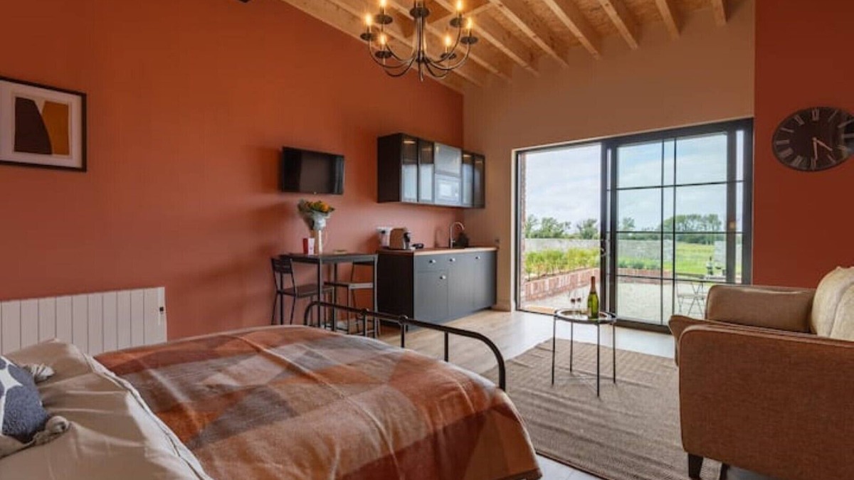 Roscoe Cottage | 19th century restored Irish stable by the lake