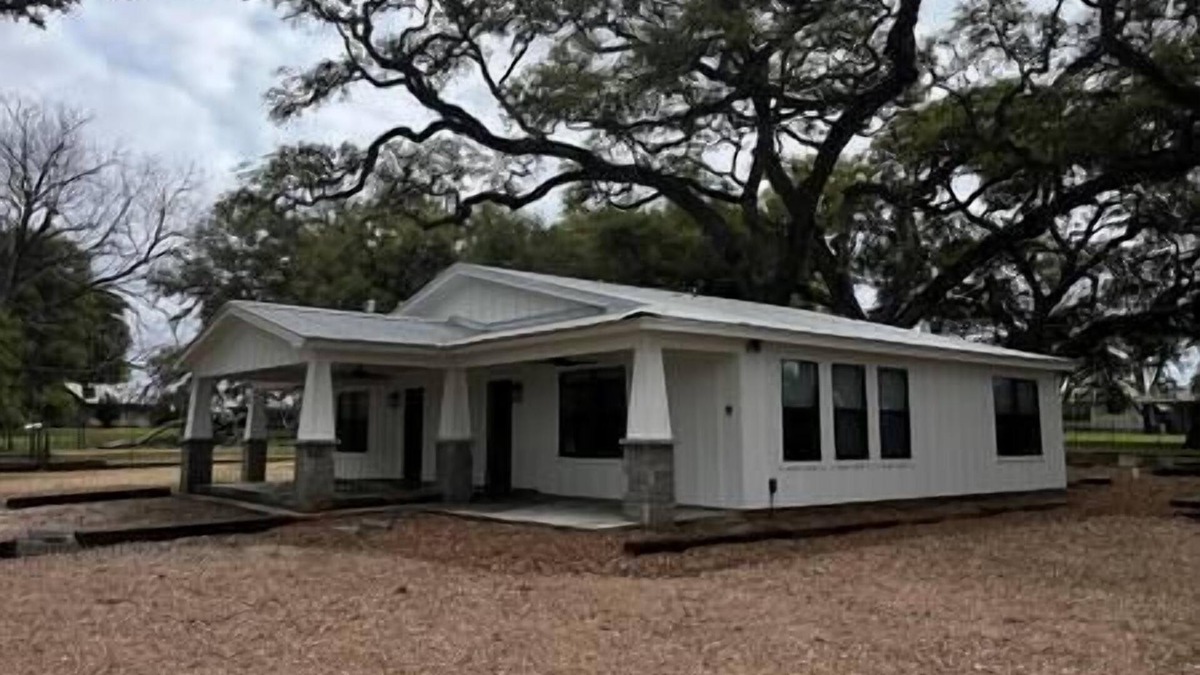 Round Top House | 1B- Country Escape Under TX Oaks!