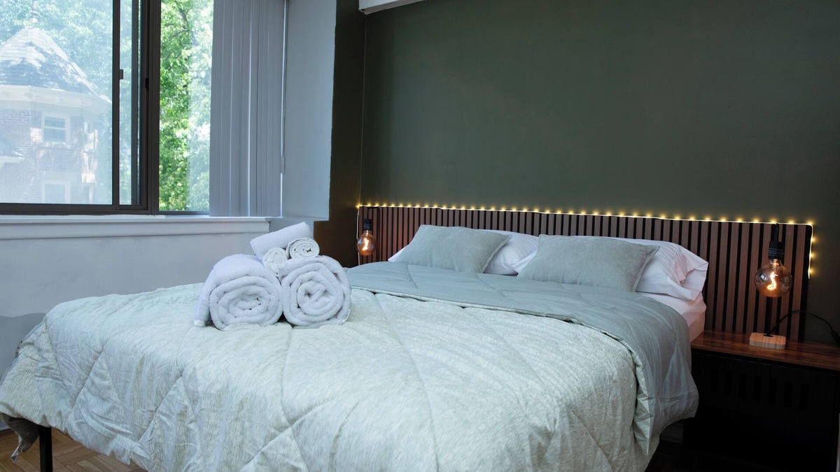 Midtown Toronto Apartment | 1bed in the heart of Toronto , Yorkville & Uft/Netflix/Disney+