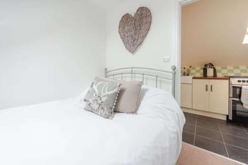 Giltbrook Apartment | 1Bed Village Annexe Sleeps 2 - Parking & Wifi