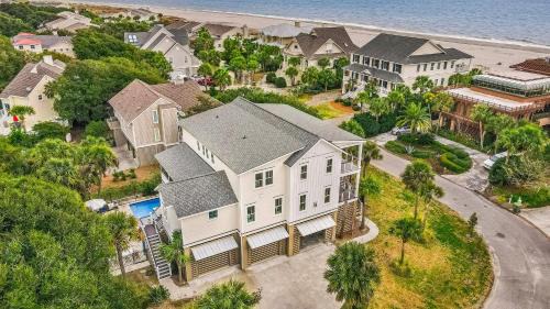 Beachwood East House | 1blck to Beach Pool Firepit Outdoor Kitchen Game Room Pelican by AvantStay