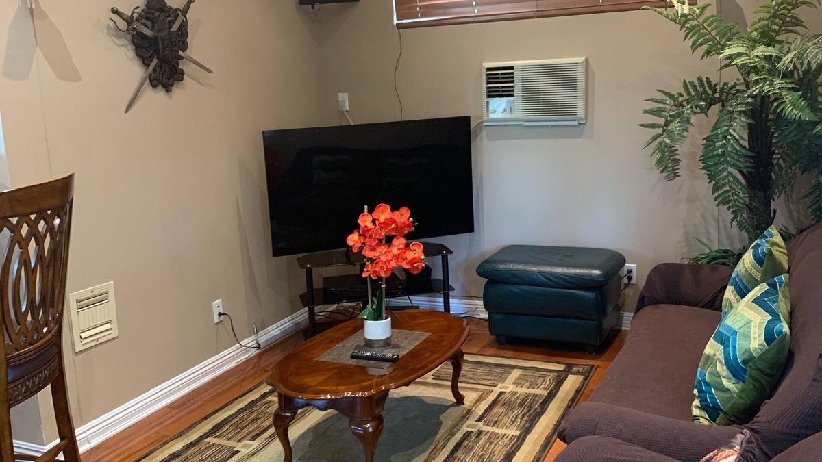 Warner Center House | 1BR 1BA Private Guest Suite, Self-Check In, Netflix near Woodland Hills Village