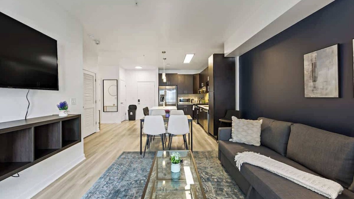 Cherry Apartment | 1BR Apt | Pool, Gym, Parking & Laundry | Near DT