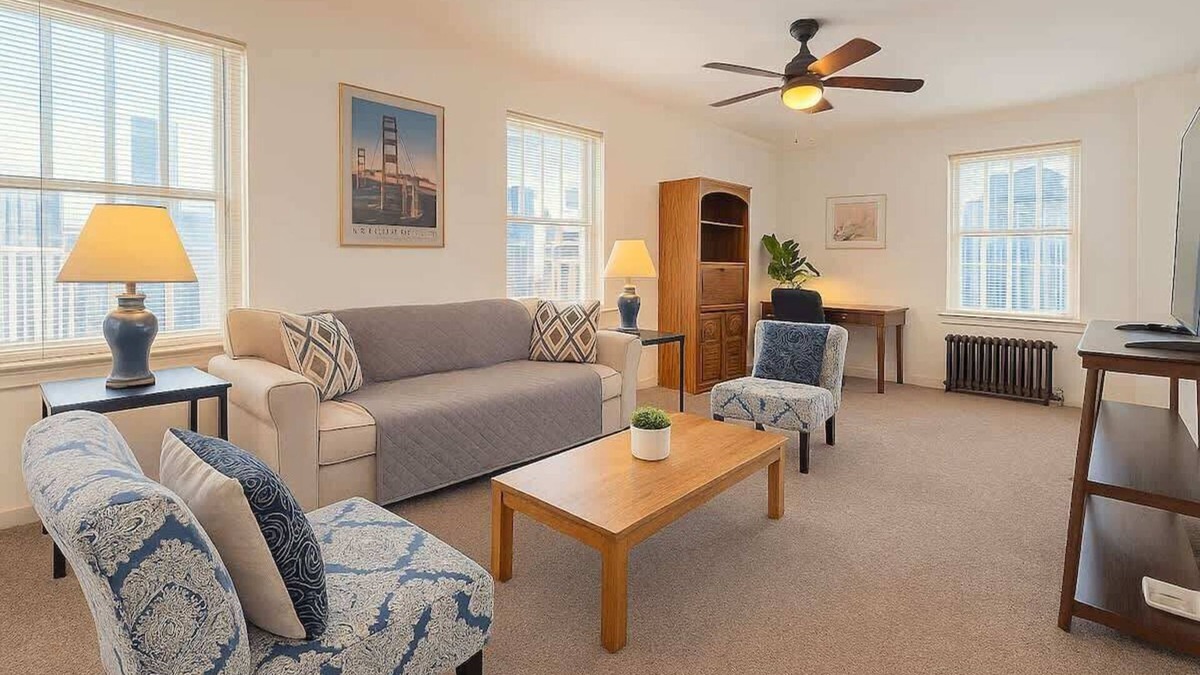 Gold Coast Apartment | 1BR Gold Coast Vintage Gem