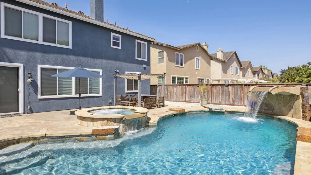 Oxnard House | 1BR Guest House | Poolside Dining | Near Beaches