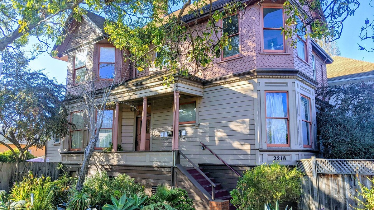 Upper Telegraph Apartment | 1BR in perfect Berkeley location - patio & yard!