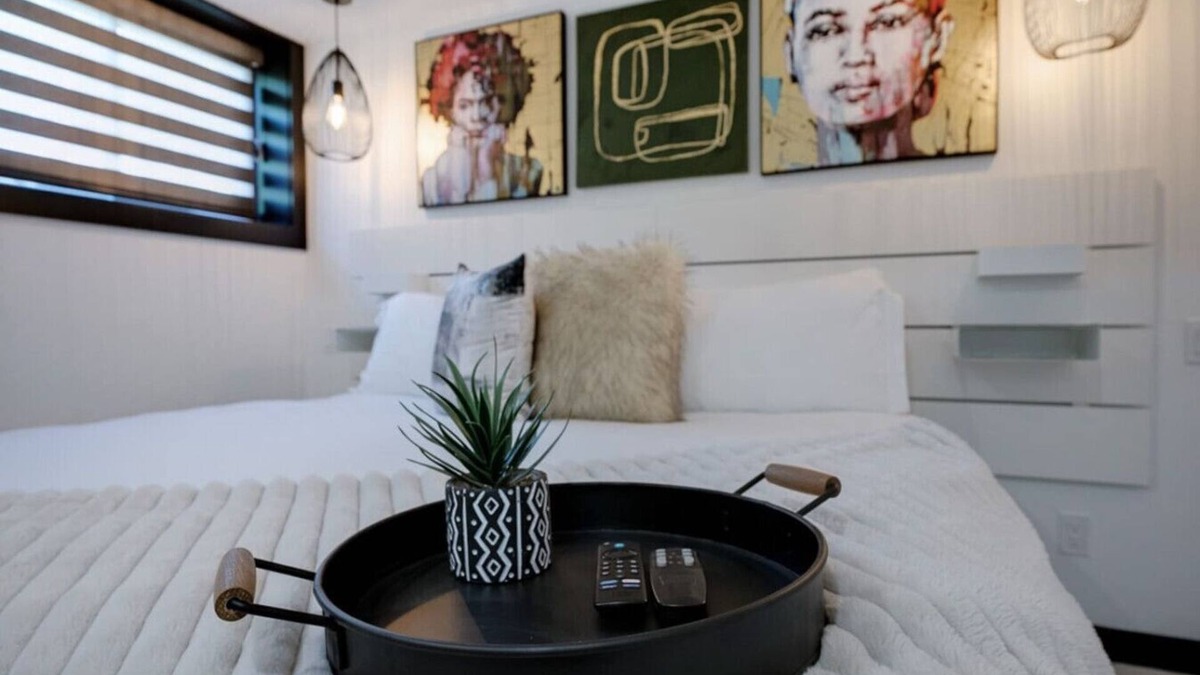 Niagara Falls Apartment | 1BR King Bed/Selfie Wall/Large Bathtub/Laundry