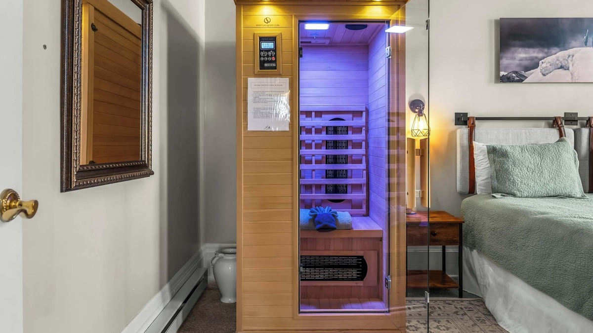 Leadville Condo | 1BR Loft, 14 ft ceilings, private sauna, in town