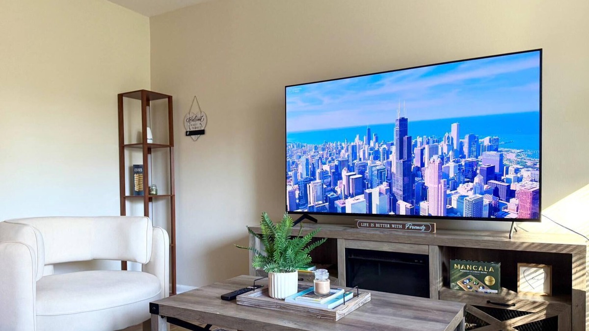 Des Plaines Apartment | 1BR Modern Retreat w/Free Parking Near Airport