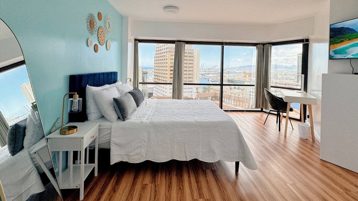 Downtown Honolulu Apartment | 1BR Ocean/Sunset View w/Parking