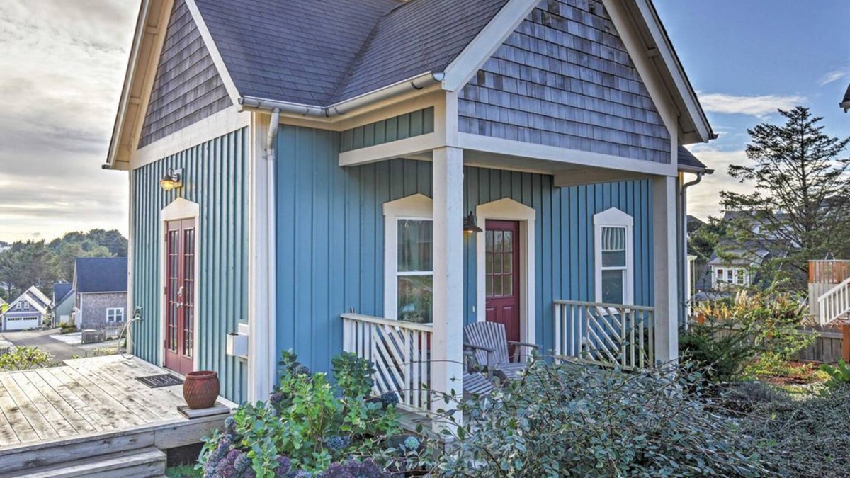 Logsden House | 1BR Olivia Beach hot tub, pool, fire pit, dogs w/optional in-law suite