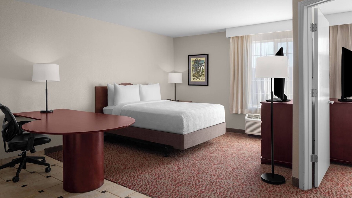 The East Side Hotel | 1BR Suite Near SF – Kitchen, DVD Library & Fresh Cookies!