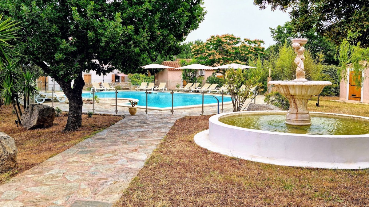 Pigna Apartment | 1km from the beach, apartment with terrace in residence with swimming pool