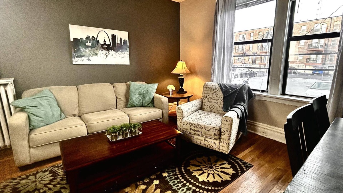 DeBaliviere Place Condo | 1st Fl King+Queen Beds, Steps to Metrolink, Free parking lot