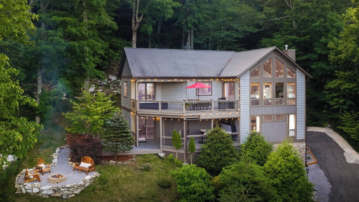 Sugar Mountain House | 1st in Sugar - 3 suites, pet friendly, hot tub, fire pit