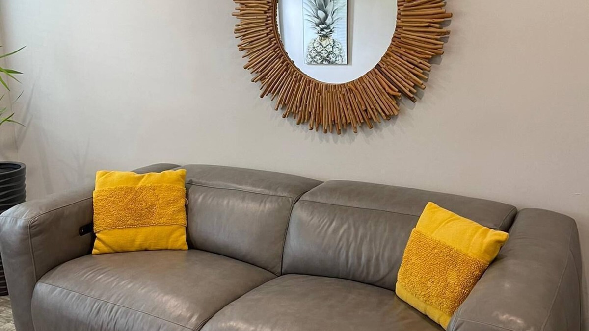 Croissant Park Apartment | 2/1 close to Downtown Fort Lauderdale, Free Parking, Washer and Dryer