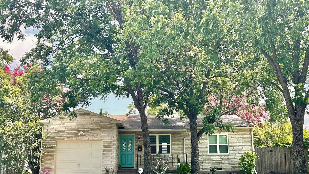 Irving House | 2/1 Cottage near Airport, ConvCntr, MusicFctry, FourSeasons, Omni, Westin, UD