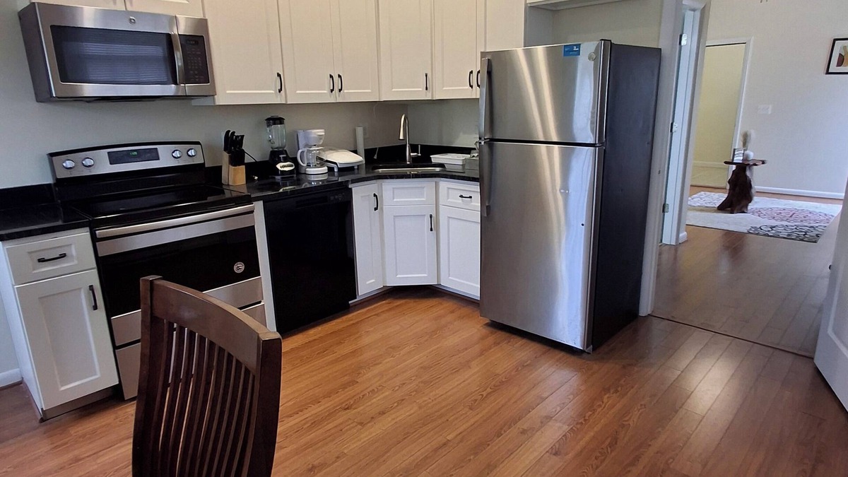 Herndon Apartment | 2.1 mi to Reston hospital, 1.5 mi to Metro private entrance/space and quiet