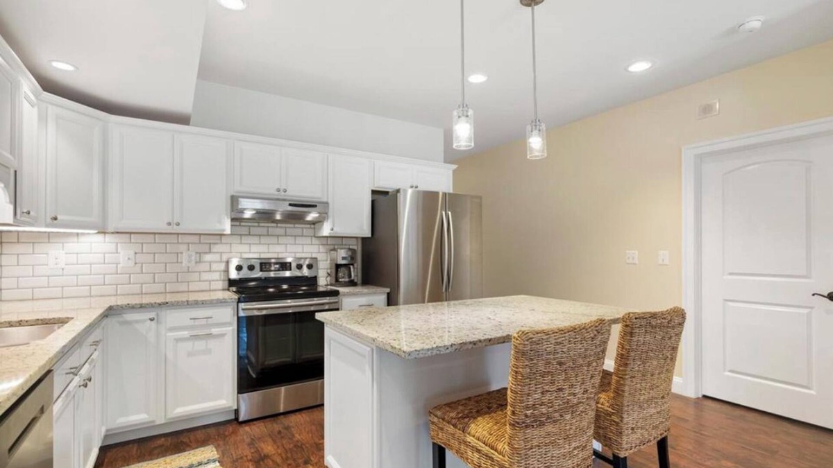 Culpeper Apartment | 2/2 bath large private apartment , eat in kitchen living room, gym & laundry