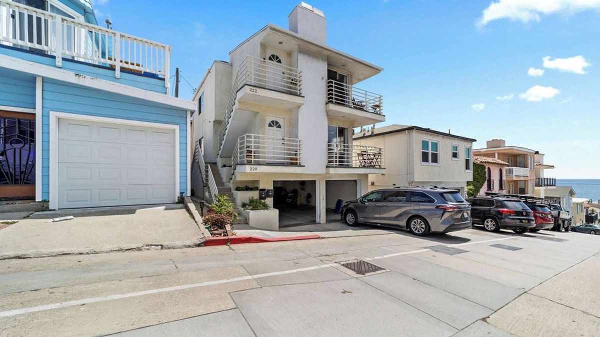 El Segundo House | 2/2 Beach Bungalow With Ocean Views & Parking!