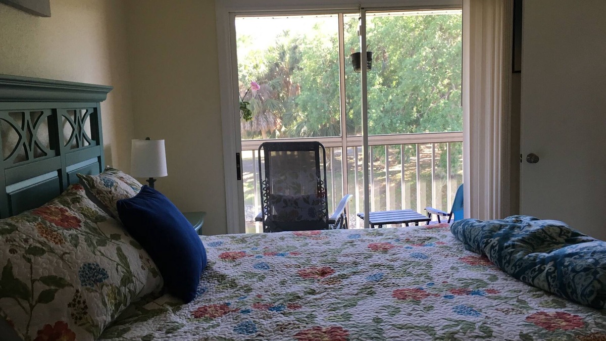 Oak Hollow Condo | 2/2 clean updated second floor includes WiFi ,tv package ,utilities.