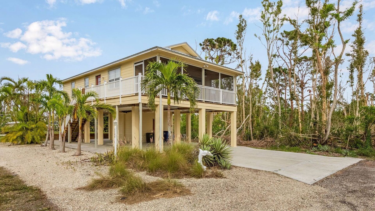 Pineland House | 2/2 Privacy in Pine Island!